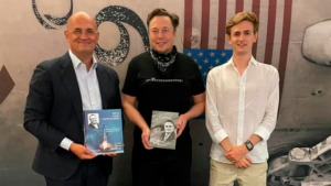 Илон Маск провел экскурсию по SpaceX для внука Сергея Королева