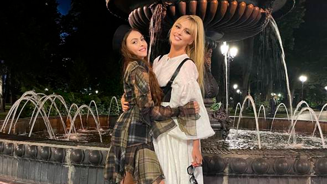 На кровати с гитарой: Полякова показала, как дочь поздравила ее с 38-летием