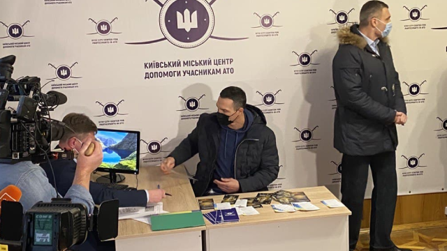 Володимир Кличко прийшов записатися у резервісти Фото 1