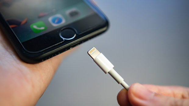 Спочивай з миром! Фанати iPhone прощаються зі старим розʼємом Lightning