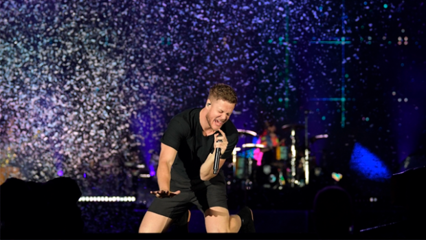 Фронтмен Imagine Dragons підняв прапор України на концерті у Празі