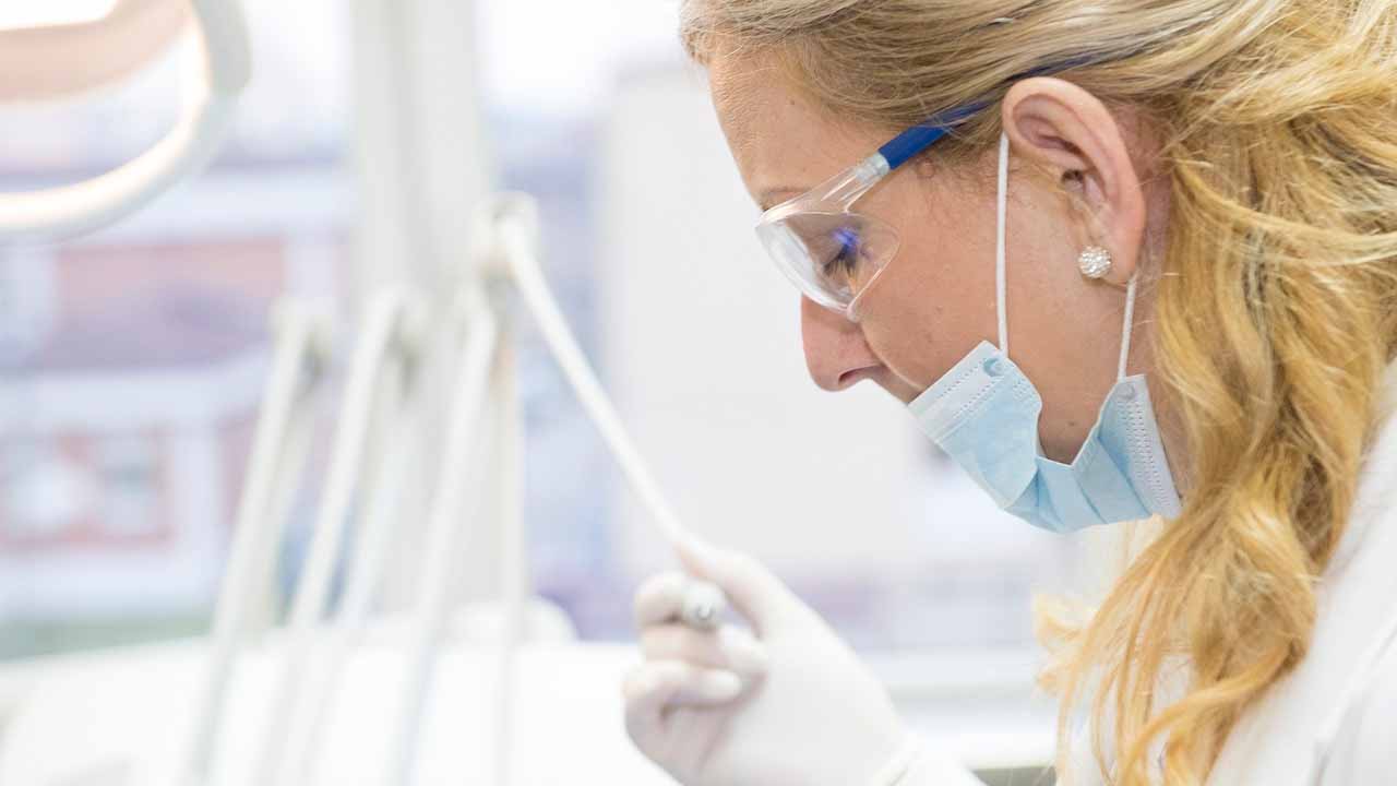 Привітання з Днем медика 2024 у листівках