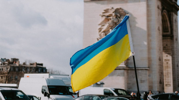 Мирного та щасливого життя! Привітання з Днем Конституції України в СМС