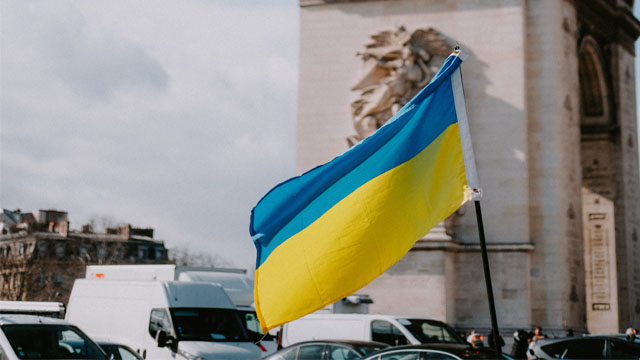Мирного та щасливого життя! Привітання з Днем Конституції України в СМС