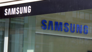 ”Сірі” схеми та “непрямі” закупівлі: Samsung продовжує працювати в Росії