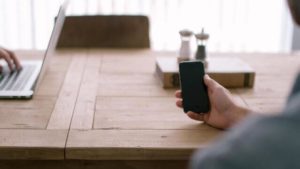 Как зарядить телефон без света — пять действенных способов