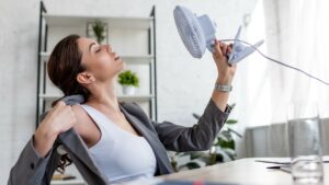 Крижане ліжко та пляшки з водою: як охолодити кімнату без кондиціонера