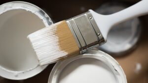 Будівельний фен і розчинники: як зняти стару фарбу з дерева