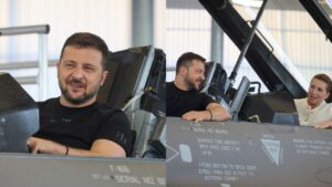 Путін у страху і F-16 на Москву: у мережі публікують меми після фото Зеленського у винищувачі
