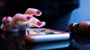 Как перевести деньги с телефона на телефон: инструкция для разных операторов