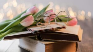 квіти, окуляри, книги