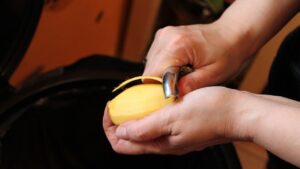 чим відмити руки від молодої картоплі