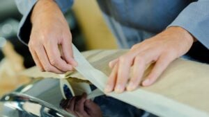 чим прибрати двосторонній скотч із машини
