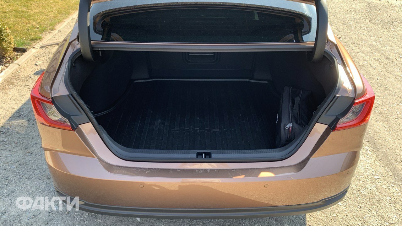 Toyota Camry: тест-драйв седана (фото) Фото 8