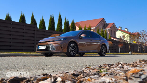Тест-драйв Toyota Camry 2025: легенда знову в грі