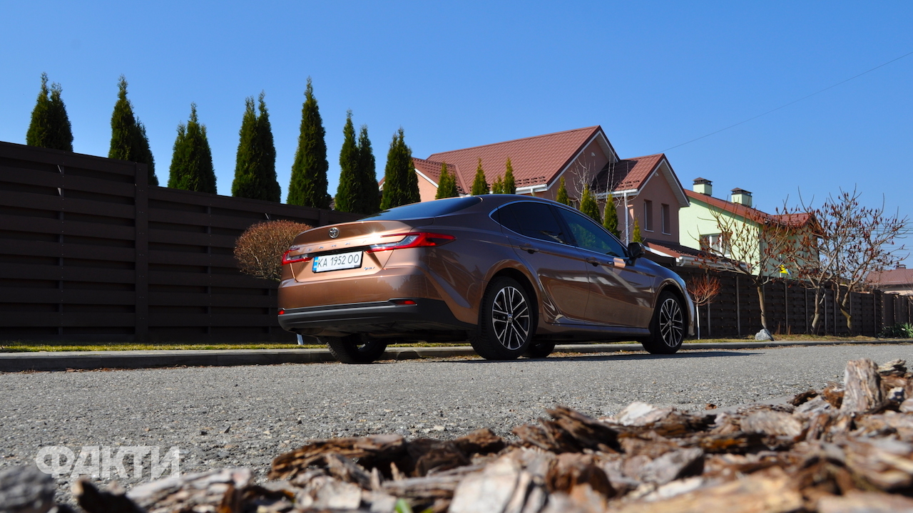 Toyota Camry: тест-драйв седана (фото) Фото 1