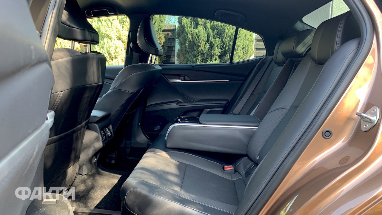 Toyota Camry: тест-драйв седана (фото) Фото 6