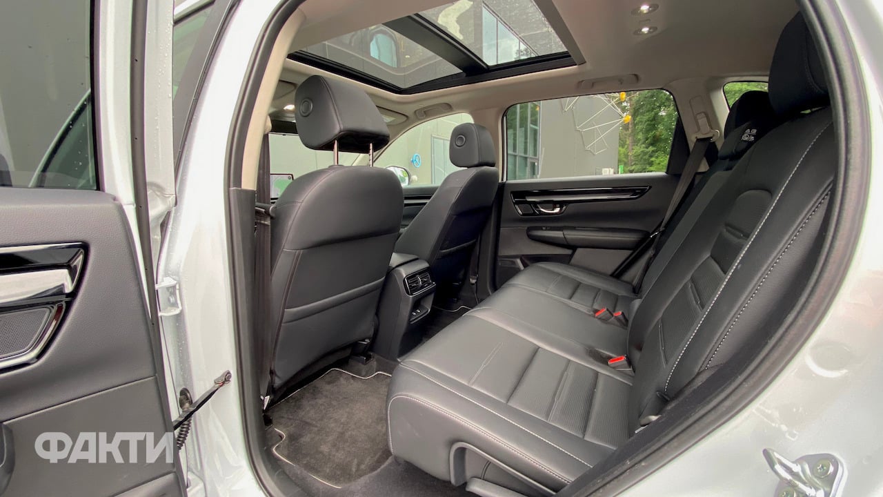 Honda CR-V e:HEV: тест-драйв кросовера (фото) Фото 9