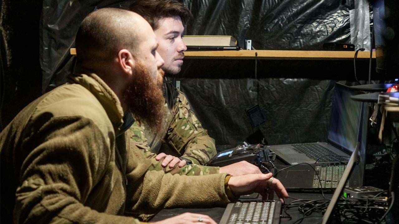 Полювання, розвідка й порятунок: будні бійців Азову Фото 1 Двоє військовослужбовців працюють за ноутбуками